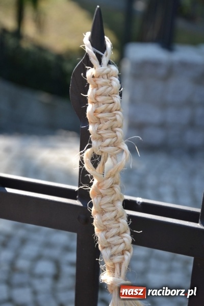 Zdjęcie w galerii na portalu naszraciborz.pl: Kolorowe węzełki i bransoletki, czyli zajęcia z makramy na zamku wiadomości z regionu