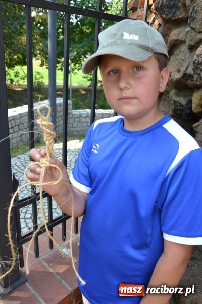 Zdjęcie w galerii na portalu naszraciborz.pl: Kolorowe węzełki i bransoletki, czyli zajęcia z makramy na zamku wiadomości z regionu