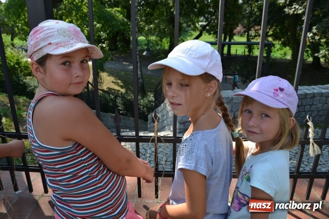 Zdjęcie w galerii na portalu naszraciborz.pl: Kolorowe węzełki i bransoletki, czyli zajęcia z makramy na zamku wiadomości z regionu