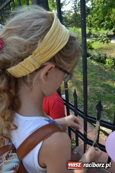 Zdjęcie w galerii na portalu naszraciborz.pl: Kolorowe węzełki i bransoletki, czyli zajęcia z makramy na zamku wiadomości z regionu