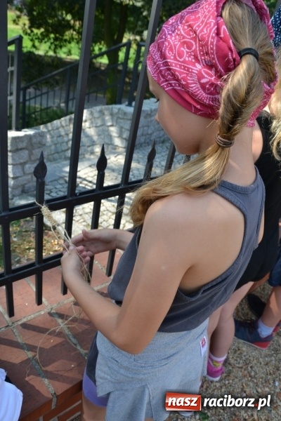 Zdjęcie w galerii na portalu naszraciborz.pl: Kolorowe węzełki i bransoletki, czyli zajęcia z makramy na zamku wiadomości z regionu