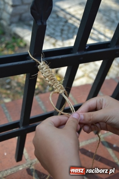 Zdjęcie w galerii na portalu naszraciborz.pl: Kolorowe węzełki i bransoletki, czyli zajęcia z makramy na zamku wiadomości z regionu