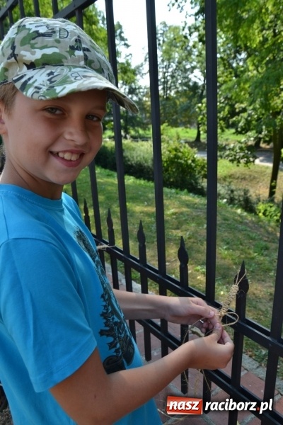 Zdjęcie w galerii na portalu naszraciborz.pl: Kolorowe węzełki i bransoletki, czyli zajęcia z makramy na zamku wiadomości z regionu