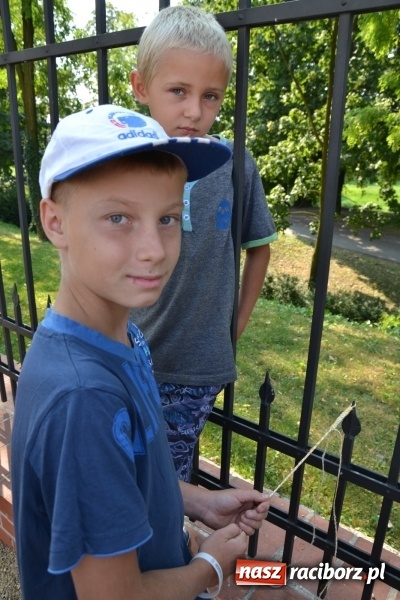 Zdjęcie w galerii na portalu naszraciborz.pl: Kolorowe węzełki i bransoletki, czyli zajęcia z makramy na zamku wiadomości z regionu