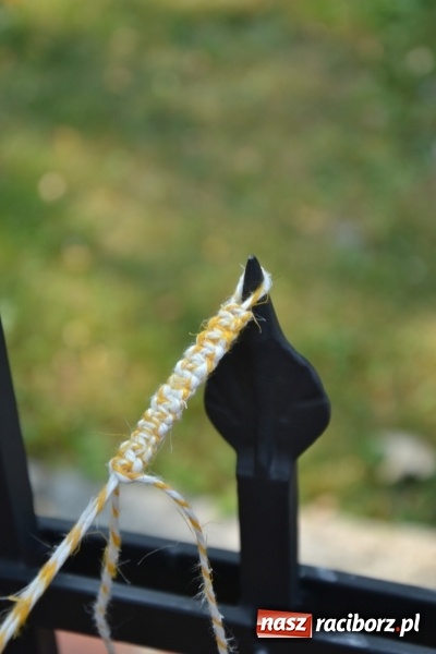 Zdjęcie w galerii na portalu naszraciborz.pl: Kolorowe węzełki i bransoletki, czyli zajęcia z makramy na zamku wiadomości z regionu