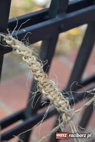 Zdjęcie w galerii na portalu naszraciborz.pl: Kolorowe węzełki i bransoletki, czyli zajęcia z makramy na zamku wiadomości z regionu