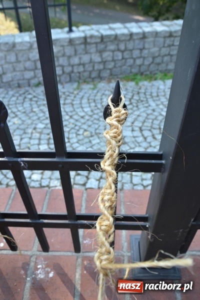 Zdjęcie w galerii na portalu naszraciborz.pl: Kolorowe węzełki i bransoletki, czyli zajęcia z makramy na zamku wiadomości z regionu