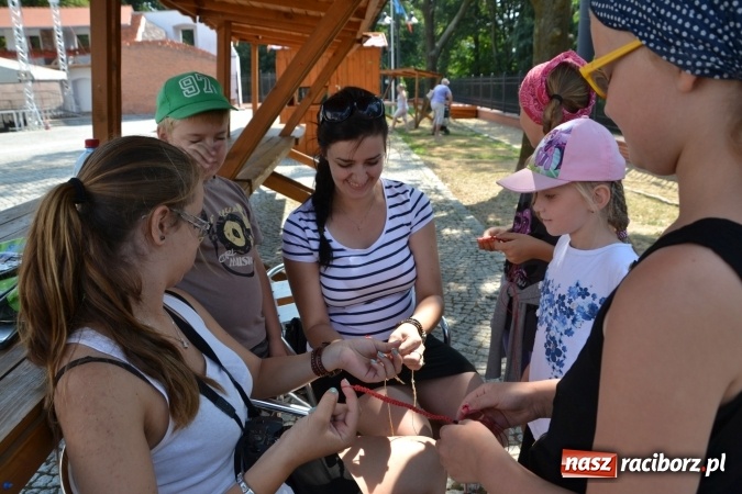 Zdjęcie w galerii na portalu naszraciborz.pl: Kolorowe węzełki i bransoletki, czyli zajęcia z makramy na zamku wiadomości z regionu