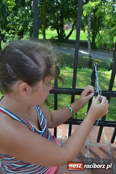 Zdjęcie w galerii na portalu naszraciborz.pl: Kolorowe węzełki i bransoletki, czyli zajęcia z makramy na zamku wiadomości z regionu