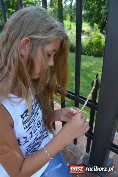 Zdjęcie w galerii na portalu naszraciborz.pl: Kolorowe węzełki i bransoletki, czyli zajęcia z makramy na zamku wiadomości z regionu