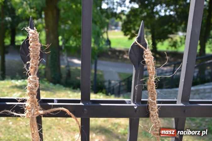 Zdjęcie w galerii na portalu naszraciborz.pl: Kolorowe węzełki i bransoletki, czyli zajęcia z makramy na zamku wiadomości z regionu