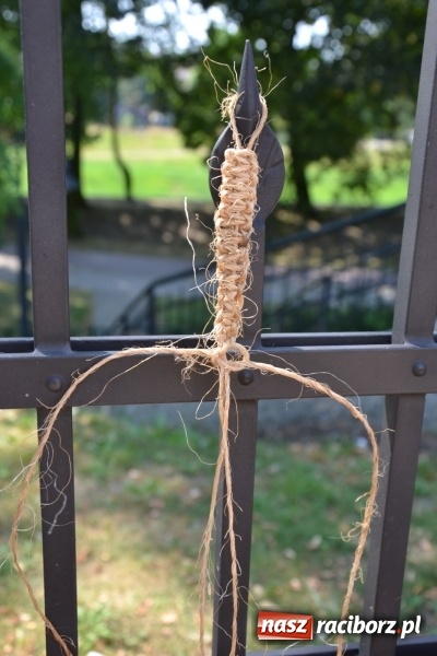 Zdjęcie w galerii na portalu naszraciborz.pl: Kolorowe węzełki i bransoletki, czyli zajęcia z makramy na zamku wiadomości z regionu