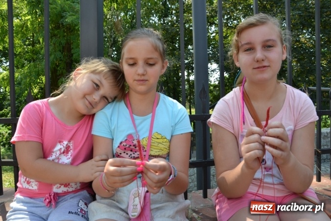 Zdjęcie w galerii na portalu naszraciborz.pl: Kolorowe węzełki i bransoletki, czyli zajęcia z makramy na zamku wiadomości z regionu