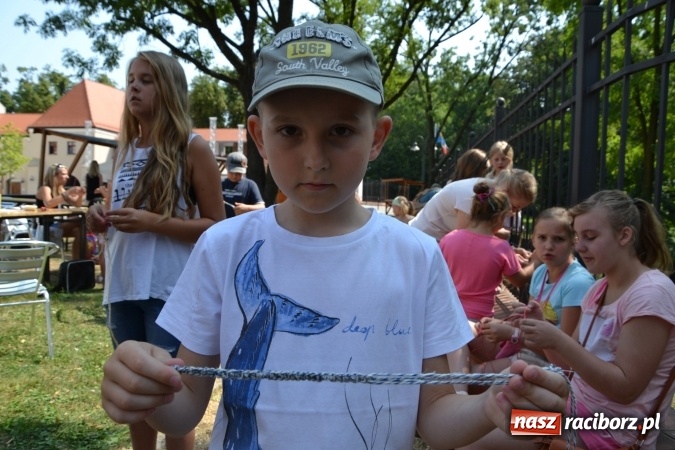 Zdjęcie w galerii na portalu naszraciborz.pl: Kolorowe węzełki i bransoletki, czyli zajęcia z makramy na zamku wiadomości z regionu