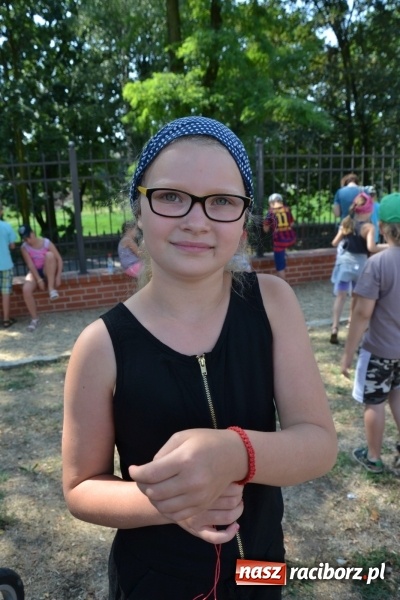 Zdjęcie w galerii na portalu naszraciborz.pl: Kolorowe węzełki i bransoletki, czyli zajęcia z makramy na zamku wiadomości z regionu