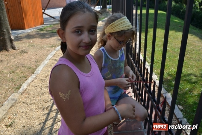 Zdjęcie w galerii na portalu naszraciborz.pl: Kolorowe węzełki i bransoletki, czyli zajęcia z makramy na zamku wiadomości z regionu