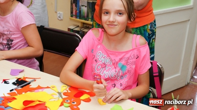 Zdjęcie w galerii na portalu naszraciborz.pl: Uczestnicy Lata z Biblioteką tworzyli cudeńka z filcu wiadomości z regionu