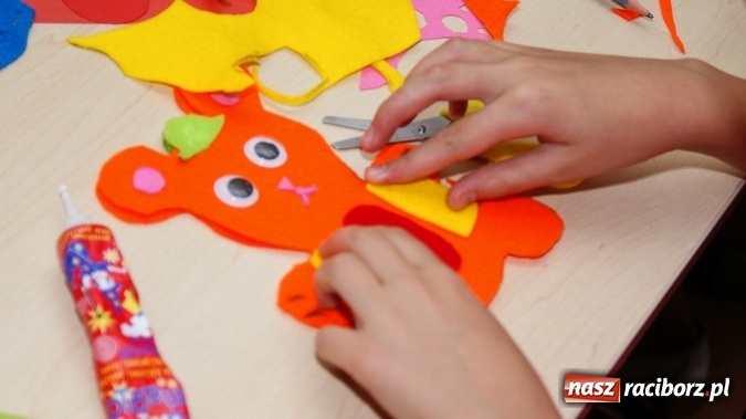 Zdjęcie w galerii na portalu naszraciborz.pl: Uczestnicy Lata z Biblioteką tworzyli cudeńka z filcu wiadomości z regionu