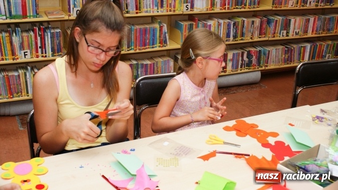 Zdjęcie w galerii na portalu naszraciborz.pl: Uczestnicy Lata z Biblioteką tworzyli cudeńka z filcu wiadomości z regionu