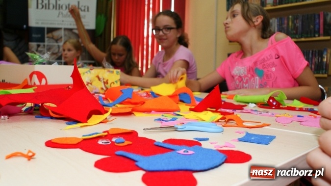 Zdjęcie w galerii na portalu naszraciborz.pl: Uczestnicy Lata z Biblioteką tworzyli cudeńka z filcu wiadomości z regionu