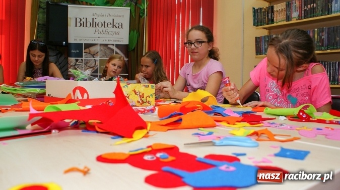Zdjęcie w galerii na portalu naszraciborz.pl: Uczestnicy Lata z Biblioteką tworzyli cudeńka z filcu wiadomości z regionu