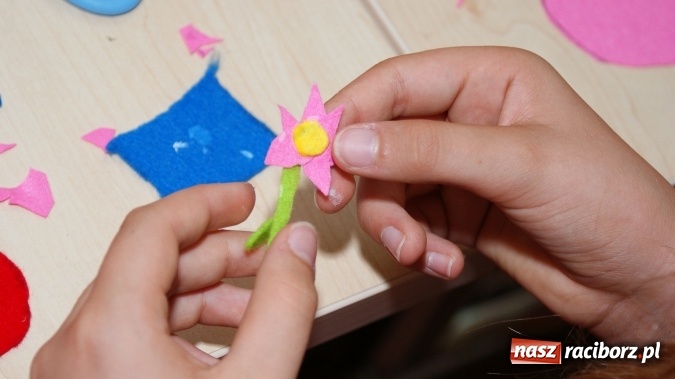 Zdjęcie w galerii na portalu naszraciborz.pl: Uczestnicy Lata z Biblioteką tworzyli cudeńka z filcu wiadomości z regionu