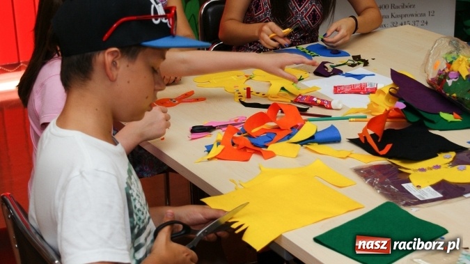 Zdjęcie w galerii na portalu naszraciborz.pl: Uczestnicy Lata z Biblioteką tworzyli cudeńka z filcu wiadomości z regionu