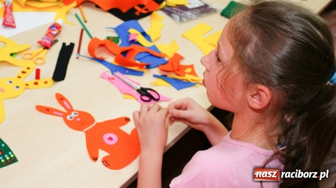 Zdjęcie w galerii na portalu naszraciborz.pl: Uczestnicy Lata z Biblioteką tworzyli cudeńka z filcu wiadomości z regionu