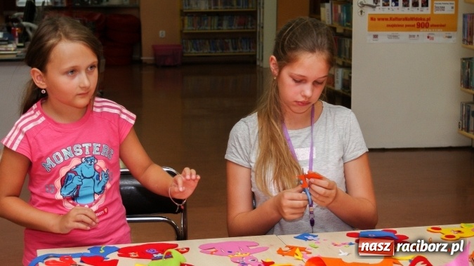 Zdjęcie w galerii na portalu naszraciborz.pl: Uczestnicy Lata z Biblioteką tworzyli cudeńka z filcu wiadomości z regionu