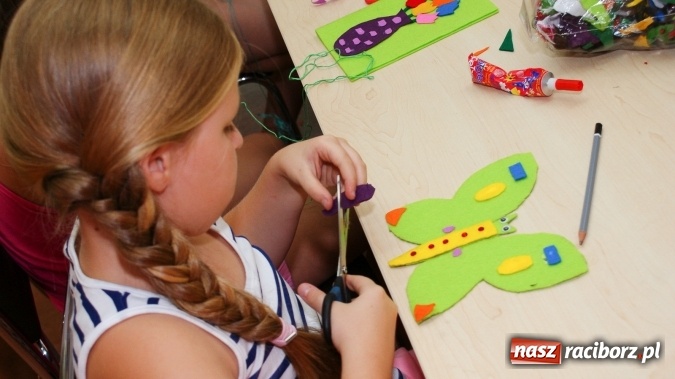 Zdjęcie w galerii na portalu naszraciborz.pl: Uczestnicy Lata z Biblioteką tworzyli cudeńka z filcu wiadomości z regionu