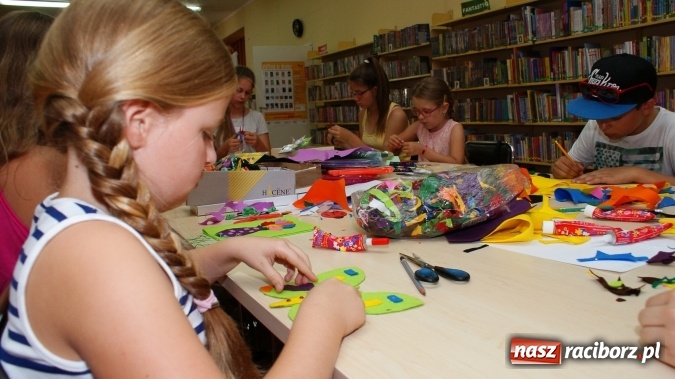 Zdjęcie w galerii na portalu naszraciborz.pl: Uczestnicy Lata z Biblioteką tworzyli cudeńka z filcu wiadomości z regionu
