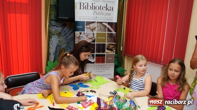 Zdjęcie w galerii na portalu naszraciborz.pl: Uczestnicy Lata z Biblioteką tworzyli cudeńka z filcu wiadomości z regionu
