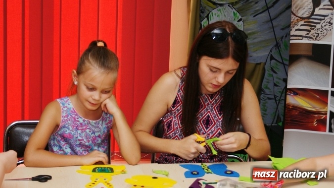 Zdjęcie w galerii na portalu naszraciborz.pl: Uczestnicy Lata z Biblioteką tworzyli cudeńka z filcu wiadomości z regionu