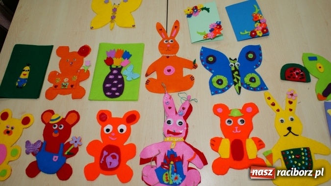 Zdjęcie w galerii na portalu naszraciborz.pl: Uczestnicy Lata z Biblioteką tworzyli cudeńka z filcu wiadomości z regionu