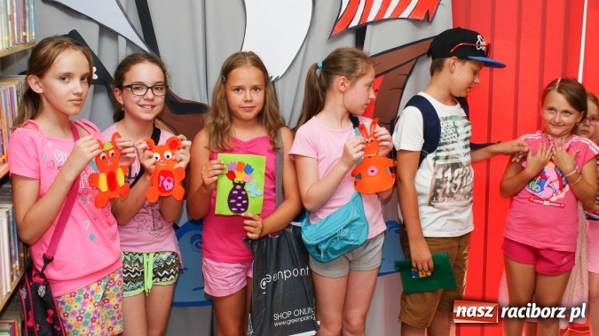 Zdjęcie w galerii na portalu naszraciborz.pl: Uczestnicy Lata z Biblioteką tworzyli cudeńka z filcu wiadomości z regionu