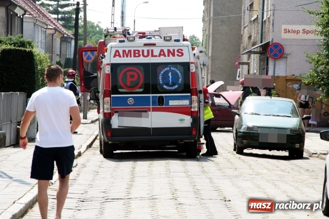 Zdjęcie w galerii na portalu naszraciborz.pl: Na skrzyżowaniu ulic Słonecznej i Miechowskiej zderzyły się dwa samochody   wiadomości z regionu