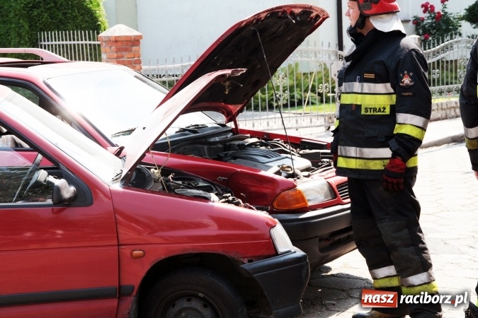 Zdjęcie w galerii na portalu naszraciborz.pl: Na skrzyżowaniu ulic Słonecznej i Miechowskiej zderzyły się dwa samochody   wiadomości z regionu
