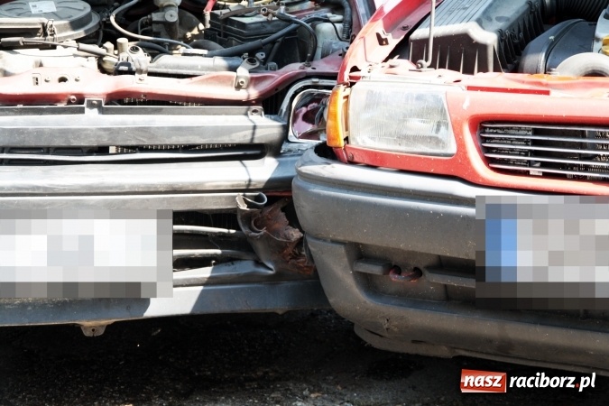 Zdjęcie w galerii na portalu naszraciborz.pl: Na skrzyżowaniu ulic Słonecznej i Miechowskiej zderzyły się dwa samochody   wiadomości z regionu