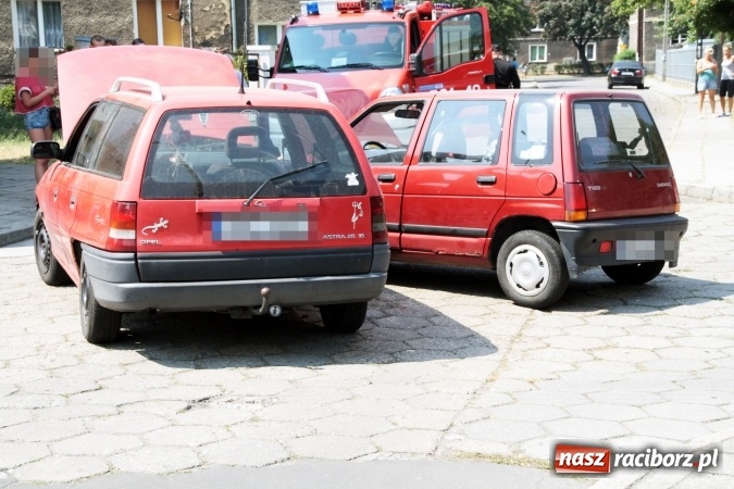 Zdjęcie w galerii na portalu naszraciborz.pl: Na skrzyżowaniu ulic Słonecznej i Miechowskiej zderzyły się dwa samochody   wiadomości z regionu