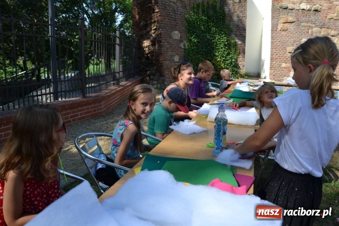 Zdjęcie w galerii na portalu naszraciborz.pl: Spotkanie z pluszakami, czyli kolejna odsłona Letniej Akcji Zamkowe Zuchy 2015 na zamku wiadomości z regionu