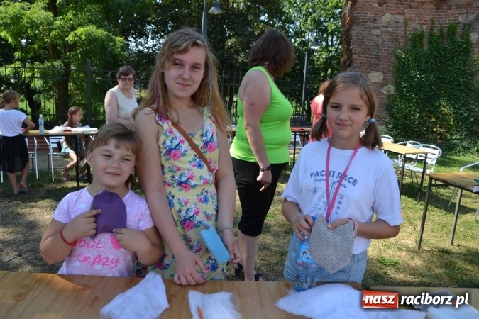 Zdjęcie w galerii na portalu naszraciborz.pl: Spotkanie z pluszakami, czyli kolejna odsłona Letniej Akcji Zamkowe Zuchy 2015 na zamku wiadomości z regionu