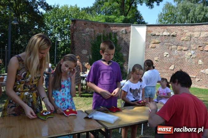 Zdjęcie w galerii na portalu naszraciborz.pl: Spotkanie z pluszakami, czyli kolejna odsłona Letniej Akcji Zamkowe Zuchy 2015 na zamku wiadomości z regionu