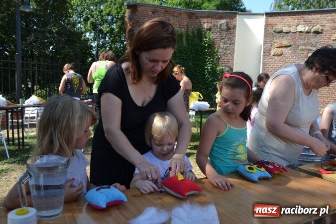 Zdjęcie w galerii na portalu naszraciborz.pl: Spotkanie z pluszakami, czyli kolejna odsłona Letniej Akcji Zamkowe Zuchy 2015 na zamku wiadomości z regionu