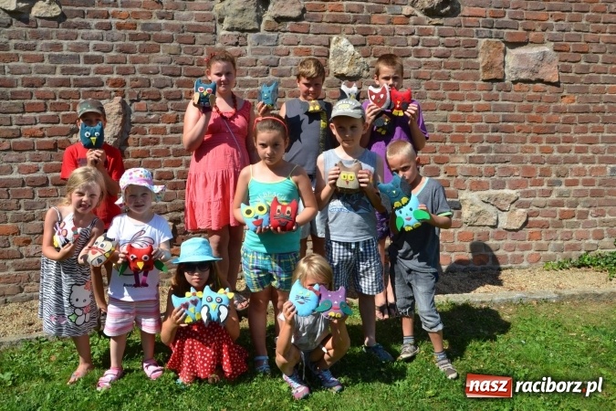 Zdjęcie w galerii na portalu naszraciborz.pl: Spotkanie z pluszakami, czyli kolejna odsłona Letniej Akcji Zamkowe Zuchy 2015 na zamku wiadomości z regionu