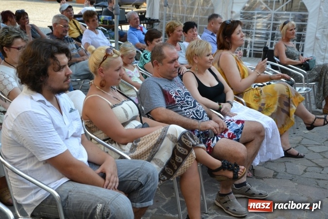 Zdjęcie w galerii na portalu naszraciborz.pl: Piosenki na Zamku czar - wokaliści Mirażu wystąpili na zamku wiadomości z regionu