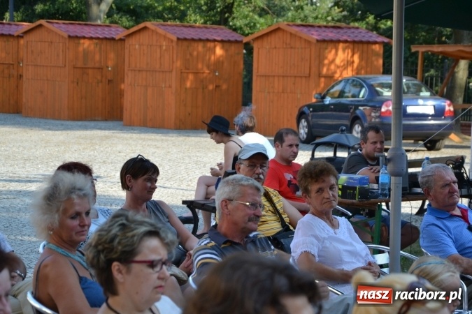 Zdjęcie w galerii na portalu naszraciborz.pl: Piosenki na Zamku czar - wokaliści Mirażu wystąpili na zamku wiadomości z regionu