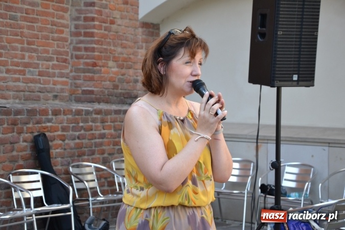 Zdjęcie w galerii na portalu naszraciborz.pl: Piosenki na Zamku czar - wokaliści Mirażu wystąpili na zamku wiadomości z regionu