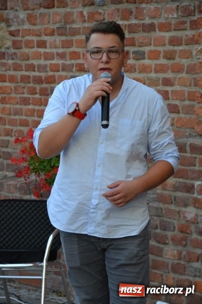 Zdjęcie w galerii na portalu naszraciborz.pl: Piosenki na Zamku czar - wokaliści Mirażu wystąpili na zamku wiadomości z regionu