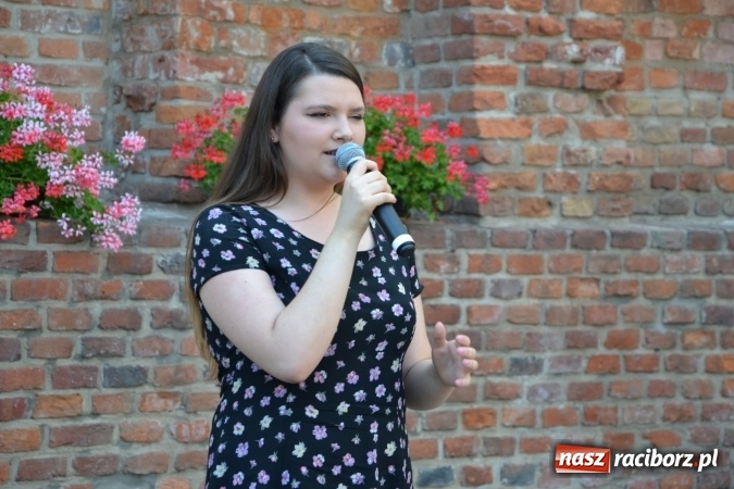 Zdjęcie w galerii na portalu naszraciborz.pl: Piosenki na Zamku czar - wokaliści Mirażu wystąpili na zamku wiadomości z regionu