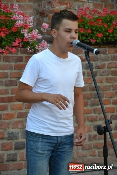 Zdjęcie w galerii na portalu naszraciborz.pl: Piosenki na Zamku czar - wokaliści Mirażu wystąpili na zamku wiadomości z regionu